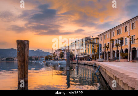 Abendstimmung an der Strandpromenade Lungolago in Salo am Gardasee, Gardasee, Lombardei, Italien, Europa Stockfoto