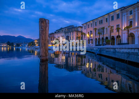 Abendstimmung an der Strandpromenade Lungolago in Salo am Gardasee, Gardasee, Lombardei, Italien, Europa Stockfoto