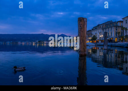 Abendstimmung an der Strandpromenade Lungolago in Salo am Gardasee, Gardasee, Lombardei, Italien, Europa Stockfoto