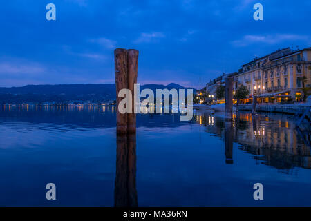 Abendstimmung an der Strandpromenade Lungolago in Salo am Gardasee, Gardasee, Lombardei, Italien, Europa Stockfoto