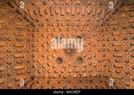 Kunstvollen Holzarbeiten der Mudejar Decke in die Alcazaba von Malaga Andalusien Spanien. Stockfoto