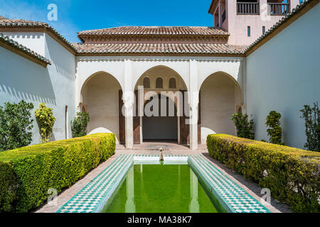 Innenhof und Pool auf der Terrasse de la Alberca im Inneren die Alcazaba von Malaga Andalusien Spanien. Stockfoto