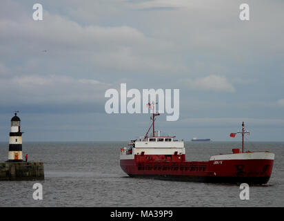 Frachtschiff Jan/V tritt in Seaham Harbour im County Durham, England Stockfoto