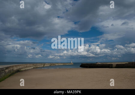 Strand-Szene im Hafen von Seaham, County Durham, mit diesem Innenstrand, der von den Curving Piers umschlossen wird Stockfoto