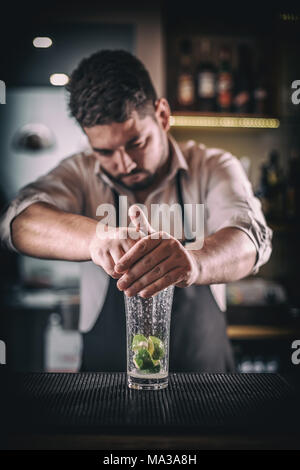 Barkeeper Zusammendrücken der frischer Limettensaft, leckeren alkoholfreien Cocktail Stockfoto