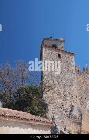 Eckige Turm und Mauer der mittelalterlichen Burg. Guaita, San Marino Stockfoto