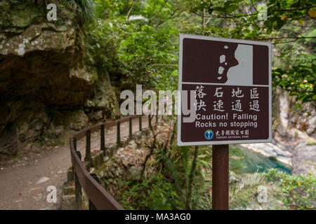 Chinesische Warnschild Warnung "Vorsicht! Falling Rocks kein Stoppen', shakadang Trail, Taroko Nationalpark, Xiulin Township, Hualien County, Taiwan Stockfoto