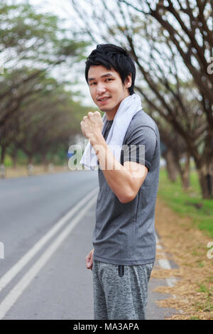 Portrait von sportlichen Mann im Park Stockfoto