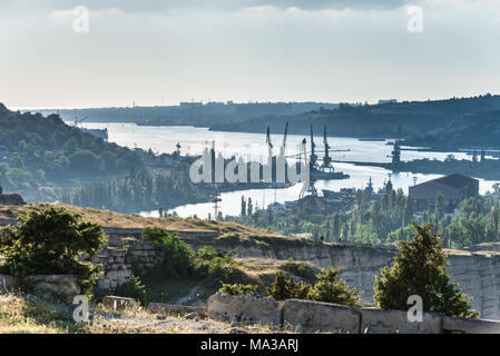 Blick auf den Hafen in der Bucht vom Berg Stockfoto