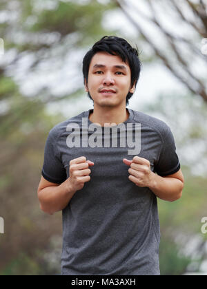 Junge fitness Mann im Park Stockfoto