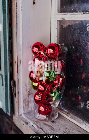 Fensterbänke, Dekoration, Glas Vase mit Weihnachten Kugeln gefüllt, Stockfoto