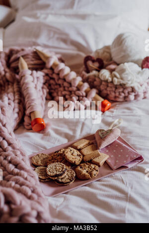 XXL stricken Dinge in Pink und Cookies Stockfoto