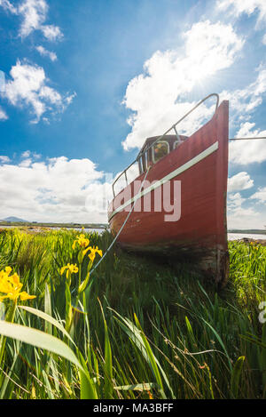 Holz- Fischerboot in Roundstone. Galway, Provinz Connacht, Irland. Stockfoto