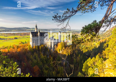 Schloss Neuschwanstein im Herbst bei Sonnenuntergang. Schwangau, Füssen, im Südwesten von Bayern, Bayern, Deutschland, Europa Stockfoto