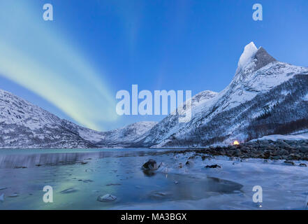 Nordlichter über gefrorene Meer in einem tysfjord Bucht und in der Nähe von National Berge der Norwegen granitartigen schneebedeckten Gipfel namens Stetind, tysfjord Nordland county Norwegen Europa Stockfoto