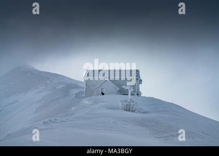 Das Rifugio Duca Degli Abruzzi bedeckt mit Eis, Campo Imperatore, Provinz L'Aquila, Abruzzen, Italien, Europa Stockfoto