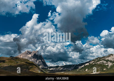 Die Ebene von Campo Imperatore mit dem Gran Sasso im Hintergrund, Campo Imperatore, Provinz L'Aquila, Abruzzen, Italien, Europa Stockfoto