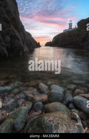 Fanad Head (Fánaid) Leuchtturm, County Donegal, Ulster, Irland, Europa. Rosa Sonnenuntergang am Fanad Head Stockfoto