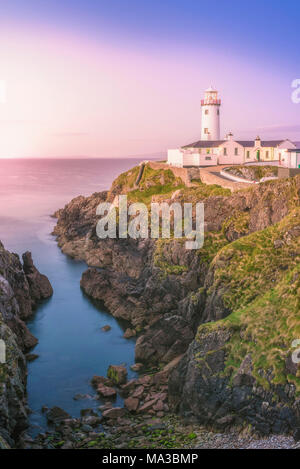 Fanad Head (Fánaid) Leuchtturm, County Donegal, Ulster, Irland, Europa. Rosa Sonnenuntergang am Fanad Head Stockfoto