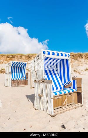 Hörnum, Sylt, Nordfriesland, Schleswig-Holstein, Deutschland. Strandkorbs am Strand. Stockfoto