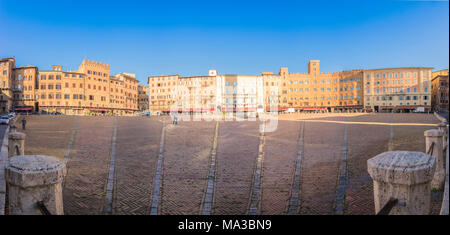 Siena, Toskana, Italien, Europa. Panoramablick auf die Piazza del Campo Stockfoto