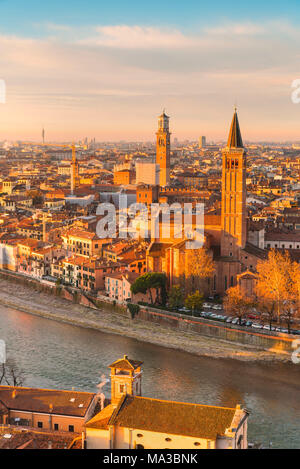 Verona, Venetien, Italien. Blick auf Verona von der Piazzale Castel San Pietro Stockfoto