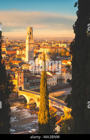 Verona, Venetien, Italien. Blick auf Verona von der Piazzale Castel San Pietro Stockfoto