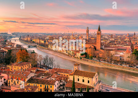 Verona, Venetien, Italien. Blick auf Verona von der Piazzale Castel San Pietro Stockfoto