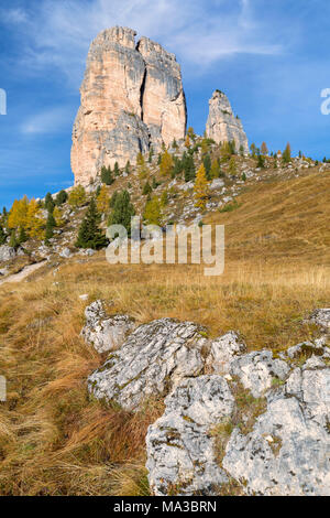 Die Cinque Torri (Fünf Türme) im Herbst, Dolomiten, Belluno, Venetien, Italien Stockfoto