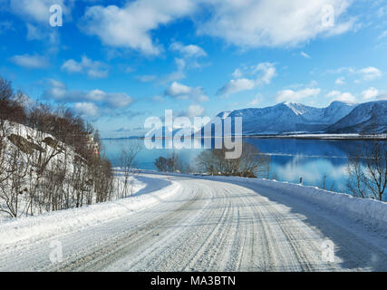 Andøy Straße für Zermatt im Winter auf der Risøysundet Fjord in der Nähe von Risøyhamn, vesteralen Nordland County, Norwegen. Stockfoto