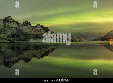 Eidsfjord Bergkette Es spiegelt im Wasser unter einem northern lights Holmstad, Sortland, Lofoten, Norwegen, Europa Stockfoto