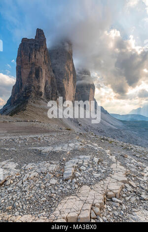 Sonnenuntergang mit Wolken auf die Drei Zinnen von Lavaredo Gabel gesehen, Sextner Dolomiten, Italien Stockfoto