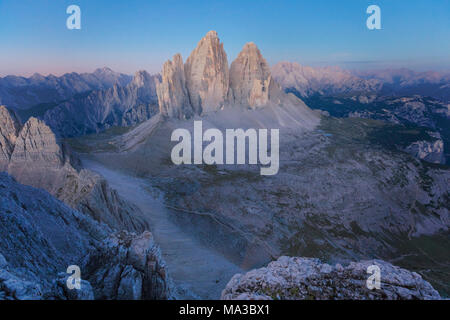 Sonnenaufgang von der Spitze des Monte Paterno/Paternkofel in Richtung Tre Cime di Lavaredo, Sextner Dolomiten, Südtirol, Bozen, Italien Stockfoto