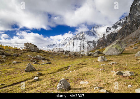 Die Alpe Buscagna im Herbst Saison (Buscagna Tal, Alpe Devero, Alpe Veglia und Alpe Devero Naturpark, Baceno, Provinz Verbano Cusio Ossola, Piemont, Italien, Europa) Stockfoto