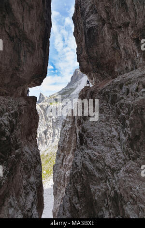 Italien, Südtirol, Sexten, Hochpustertal, Bozen. Wanderer in Silhouette auf der Alpinisteig oder Strada degli Alpini Klettersteig, Sextner Dolomiten Stockfoto