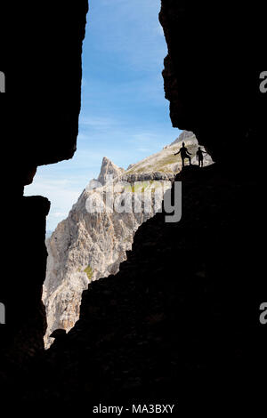 Italien, Südtirol, Sexten, Hochpustertal, Bozen. Wanderer in Silhouette auf der Alpinisteig oder Strada degli Alpini Klettersteig, Sextner Dolomiten Stockfoto