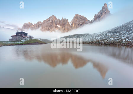 Dolomiten Alpen, Pale di San Martino auf dem Wasser mit Wolken reflektieren, Baita Segantini, Trentino Alto Adige, Italien Stockfoto