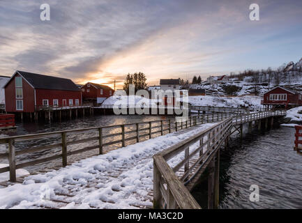 Dorf Å bei Sonnenuntergang und typischen Häuser der Fischer namens Rorbu in der Gemeinde von Moskenes in Nordland County, Lofoten norwegen Europa Stockfoto