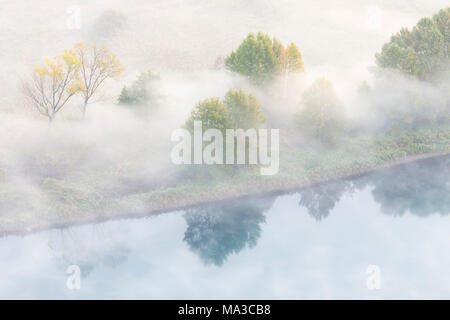 Nebel über den Fluss Adda von Airuno am Santuario Madonna della Rocchetta, Airuno, Parco dell'Adda Nord, Lecco Provinz Brianza, Lombardei, Italien gesehen. Stockfoto