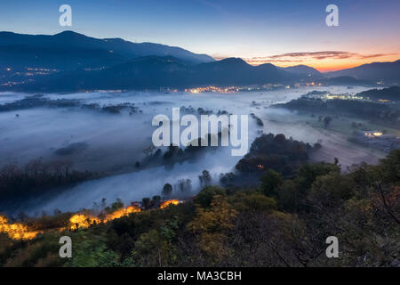 Nebel über den Fluss Adda von Airuno am Santuario Madonna della Rocchetta, Airuno, Parco dell'Adda Nord, Lecco Provinz Brianza, Lombardei, Italien gesehen. Stockfoto