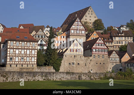 Blick über den Fluss Kocher in die Altstadt von Schwäbisch Hall, Baden-Württemberg, Deutschland, Stockfoto