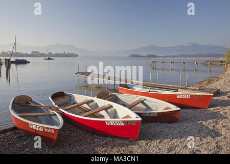 Boote auf den Strand von Chiemsee, Chiemgau, Gstadt, Oberbayern, Bayern, Süddeutschland, Deutschland, Stockfoto