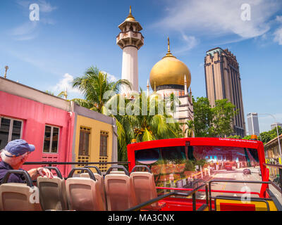 Blick von oben auf einen Bus in Singapur, Kampong Bezirk. Zu der kultige Gold Kuppel der Moschee Sultan wissen auch als Sultan Moschee. Die Straße Stockfoto