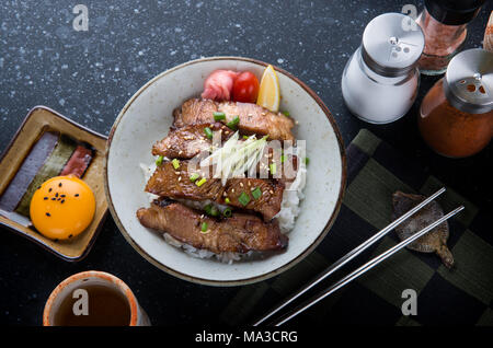 Schweinefleisch Grill auf Reis oder Buta Yaki in japanischen Street Food Stil Don. Stockfoto