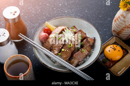 Schweinefleisch Grill auf Reis oder Buta Yaki in japanischen Street Food Stil Don. Stockfoto