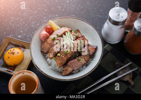 Schweinefleisch Grill auf Reis oder Buta Yaki in japanischen Street Food Stil Don. Stockfoto