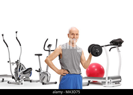 Älterer Mann mit einer Hantel vor der Übung Maschinen auf weißem Hintergrund Stockfoto