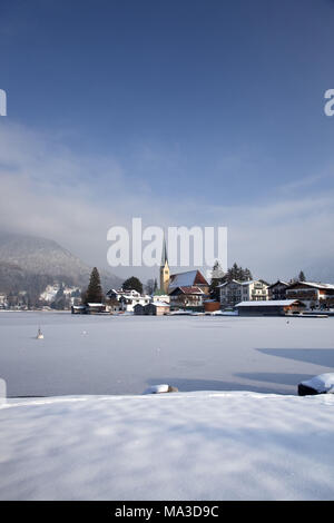 Blick über den Tegernsee zum Malerwinkel in Rottach-Egern, Tegernsee Valley, Oberbayern, Bayern, Süddeutschland, Deutschland, Stockfoto