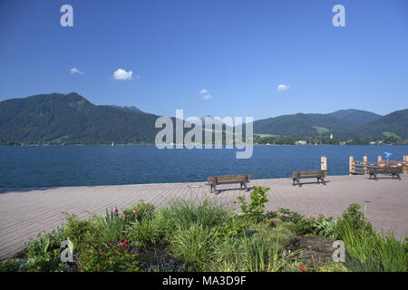 Blick von der Strandpromenade in die Stadt Halle in Tegernsee in Tegernsee, Tegernseer Tal, Oberbayern, Bayern, Süddeutschland, Deutschland, Stockfoto