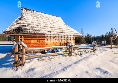 Kleines Holzhaus in der Nähe von Morskie Oko See im Winter saison, Tatra, Polen Stockfoto